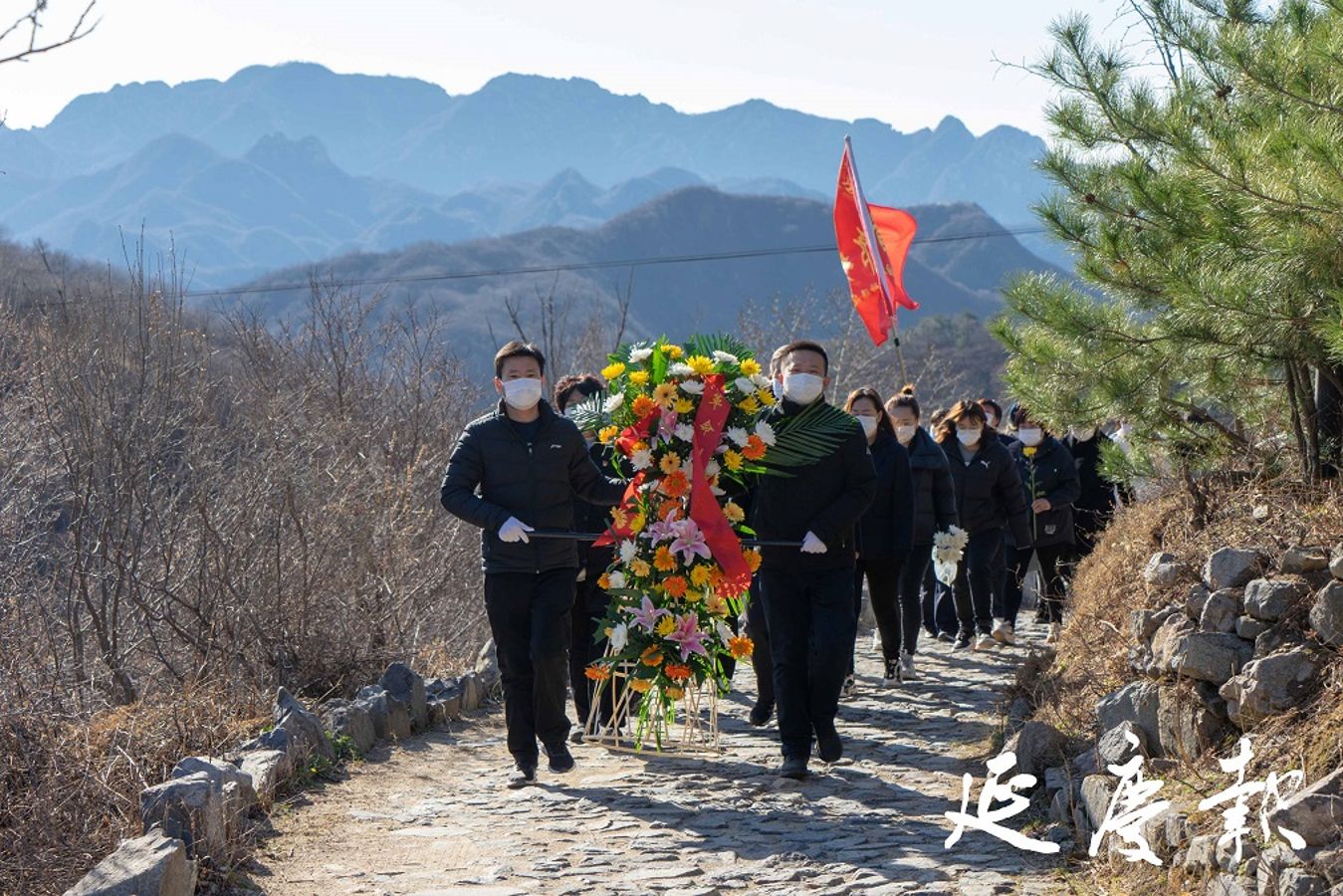 清明敬献花篮  陈扬摄 sy