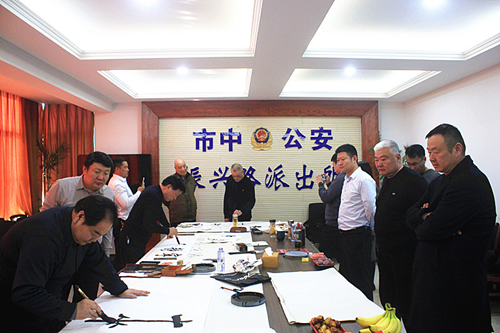 小雪迎墨香 文化润警营——书画名家走进警营共绘警民鱼水情侧记(图1)